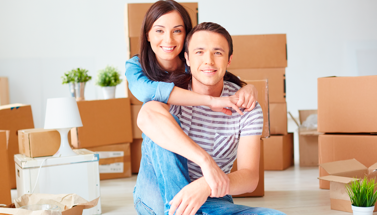 Imagen de una pareja con cajas de mudanza